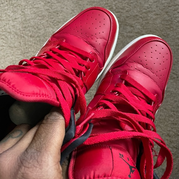 Jordan 1 mid Red/black patent No box‼️ used, I’ve had them since 2015. - Picture 8 of 11